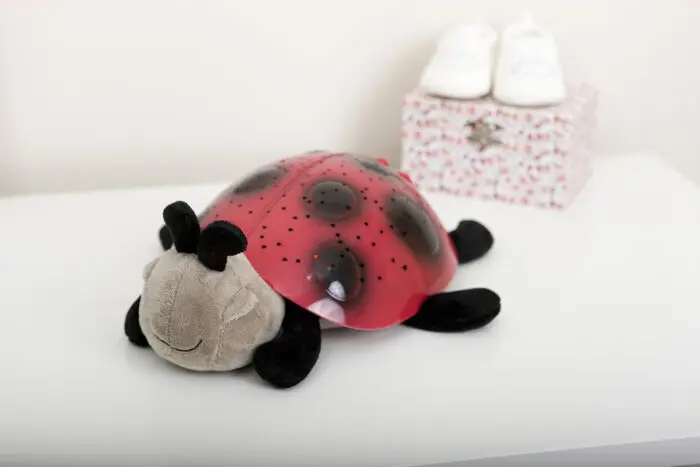 Cloud b® Tranquil Turtle™ Nočné svetielko s projektorom, Lienka