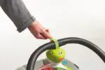 Tiny Love Prenosný kolotoč  na zavesenie s melódiou - Zábava na lúke, 0m+